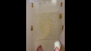 Pisciare nella vasca da bagno 