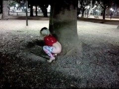 Rubia haciendo pis en publico en la Plaza Lopez, Rosario
