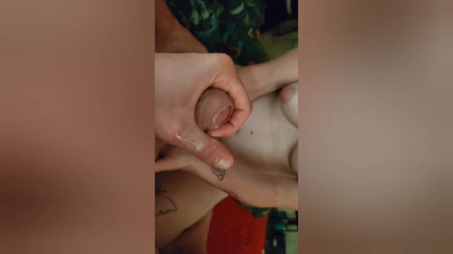 Мастурбирует и ее тело заставляет меня кончить