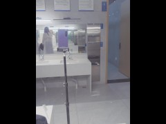 伪娘 // 公厕露出玩飞机杯，结果秒射