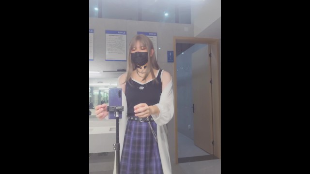 伪娘 // 公厕露出玩飞机杯，结果秒射