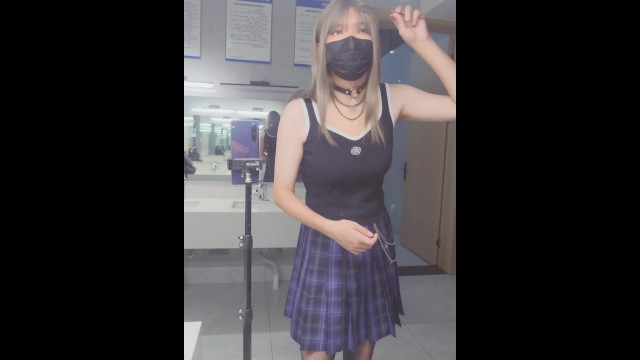 伪娘 // 公厕露出玩飞机杯，结果秒射
