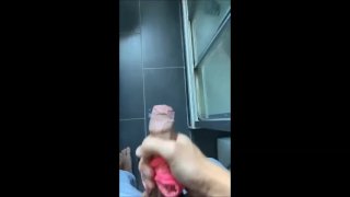 Dick Flash Cum : Je sors ma grosse queue pendant que ma voisine salope de 18 ans prend sa douche