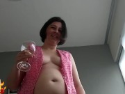 Preview 1 of Esposa brasileira fofinha faz seu esposo beber seu xixi