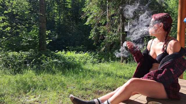 Курение травки в нижнем белье на рассвете 🍑🌞
