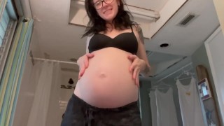 Oito meses de gravidez, provocação corporal e orgasmo