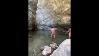 Naked à la rivière. 