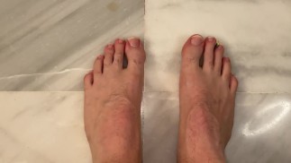 Macrophilie - trompée en se cachant dans des chaussures de dates