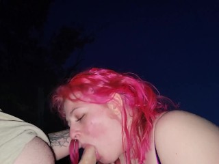 ピンクの髪の女は公共の場でパパのペニスを吸って飲み込む