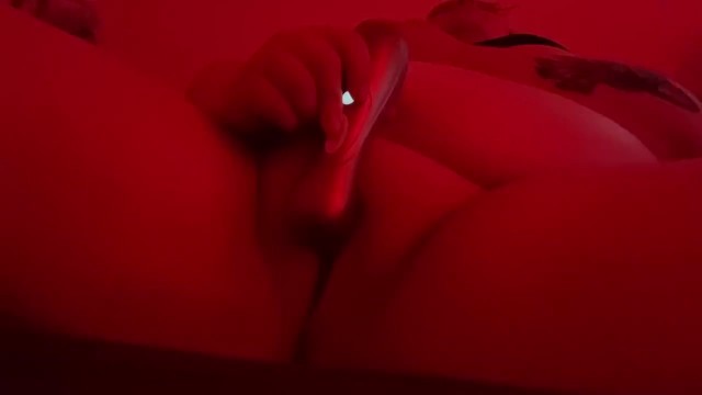 СДЕРЖИВАЕМАЯ ТОЛСТУШКА ЗАСТАВЛЯЕТ СЕБЯ КОНЧИТЬ С КЛИТОРОМ