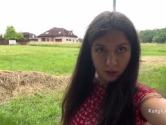 Гуляю без трусиков и писаю в кустах в парке - Screenshot 1 of 16 - Pee