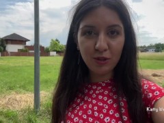 Гуляю без трусиков и писаю в кустах в парке - Screenshot 11 of 16 - Pee