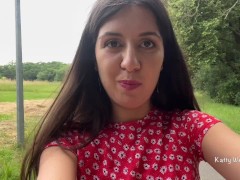 Гуляю без трусиков и писаю в кустах в парке - Screenshot 6 of 16 - Pee
