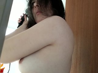 Esposa Nudista Toma Banho e Exibe Seu Corpo Nu Para aVizinhança Enquanto_Relaxa