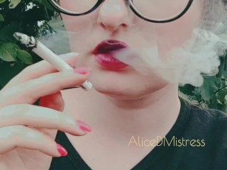 Um Fumo Rápido no Campo Para que a Minha Puta Coma as Cinzas do Cigarro o Mais Depressa Possível