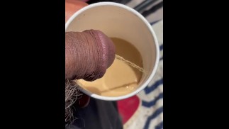 在我的咖啡里撒尿~美味的黄色尿液！