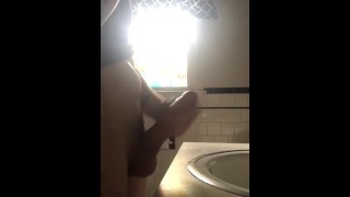 Caressant ma grosse bite Thick à la gorge porno / / grosse éjaculation dans l’évier