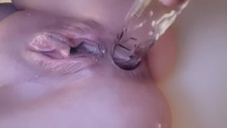 用坚硬的玻璃假阳具操我的屁股