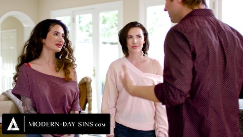 MODERN-DAY SINS - Une lesbienne aux seins naturels massifs Arabelle Raphael se faufile pour satisfaire les envies de bite!