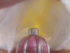 男の娘、貞操帯つけてオムツにおしっこ - Screenshot 8 of 16 - おしっこ