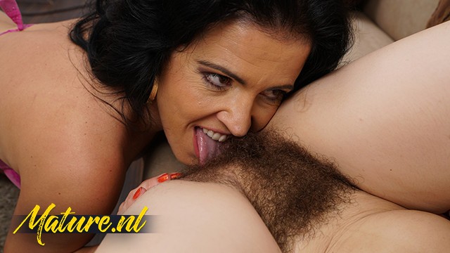 Amateur Swinger Hairy Pussy - MILF Sin Afeitado Adelis Shaman Obtiene Su CoÃ±o SÃºper Peludo Comido Por  Montse Swinger - Pornhub.com