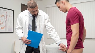 Doctor Tapes - Hunk Doctor Marco Napoli ayuda a su paciente latino a mantener su erección por más tiempo