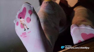 Gamer Girl Jerks off Shrunken Simp with her Socks - Pornhub.com