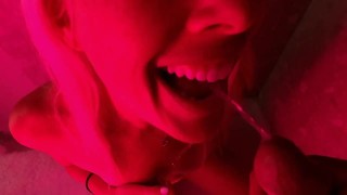 Pisse – Sexy Blonde Frau Nimmt Pisse In Den Mund Wie Eine Gute Schlampe