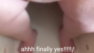 Толстушка-шлюха отчаянно писает на ноги в ванне (подписи omorashi)