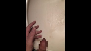Un japonés peludo se masturba. El momento en que eyacula en el baño.