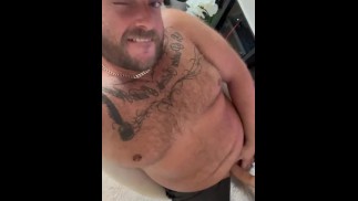 Scally Bear Daddy gets horny during heatwave 