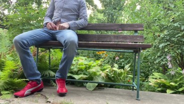 Горячая милфа надрачивает член в латексной перчатке на улице и забирает  перчатку для муженька кукол