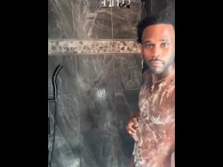 KingPipedHer takes a shower