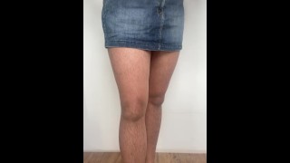 Homem de meia-calça e mini saia travesti sexy em meia-calça