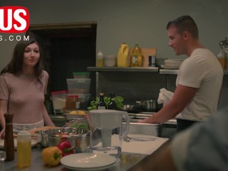 Дельфина-Майя Вульф приглашает горячего незнакомца, чтобы оживить ее