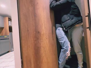 Su mamá no se cuenta que estoy en su cuarto teniendo_sexo en el armario con_su hija!!