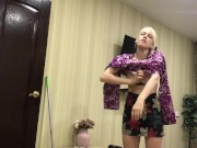 Preview 2 of Teen maid rydder seksuelt op i et nederdel uden trusser