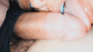 Amateur vriendin maakt papa wakker door zijn lul te kussen en te likken totdat het hard wordt