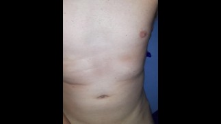ragazzo bi si masturba un grosso cazzo per sborrare cremosa fuori palle sul suo caldo corpo rasato