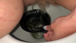Élevage milf putain pisser dans le pot pour son test hebdomadaire de grossesse