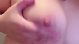 Любительница студентка колледжа, которая просто трогает свои сиськи в ванне