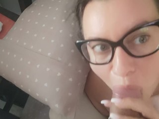 Ragazza fa un pompino amatoriale sul divanocon venuta in bocca