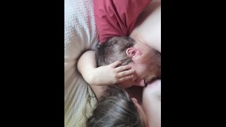 Presa in giro sexy di prima mattina, succhiare i capezzoli, toccare la figa 