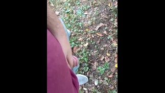 穿着牛仔布在户外小便
