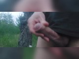 Jovencito jovencito va al bosque para masturbarse con su polla en la naturaleza cruising 