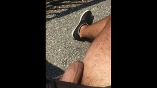 Twink gay se masturbando em um banco público ... quase fui pega!