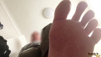C’S TON TOUR - POUR ÊTRE SUR PIED - PETIT HOMME ÉTOUFFÉ PAR MES GROS PIEDS ET CHAUSSETTES - MANLYFOOT 🦶 🧍🏻