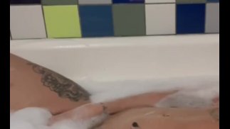 Überfüllung der Badezeit und Bauchwölbung