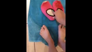 Chica aplastar zapatillas