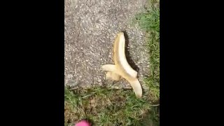 Menina esmagando banana